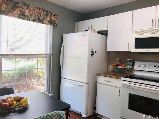 Building Photo - 41419 Cornell Dr