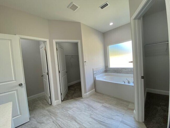 Building Photo - Spacious 3 Bedroom Home in Mary Esther!