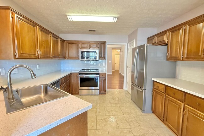 Building Photo - AVAILABLE NOW! (No Pets)