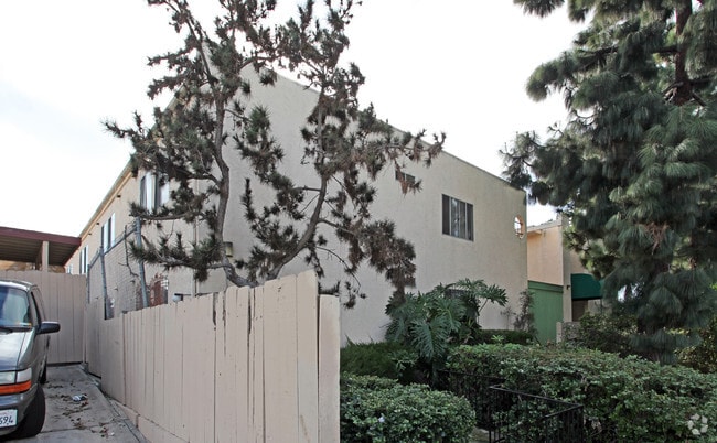 Building Photo - Town Pines