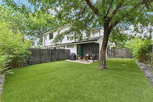 Building Photo - 2313 Oak Crest Ave
