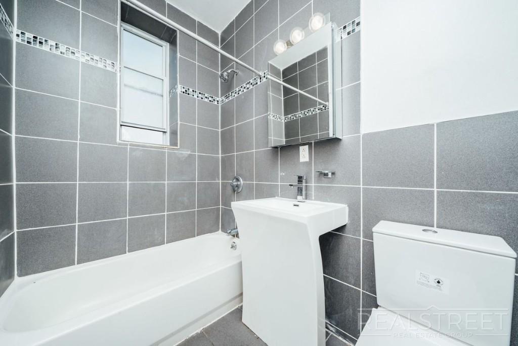 Building Photo - Large 2 Bedroom Apt in Bushwick!