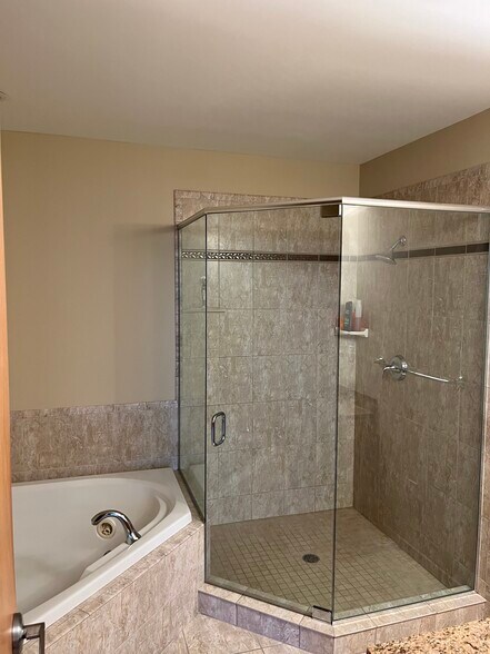 Building Photo - 701 W Lakeside Ave