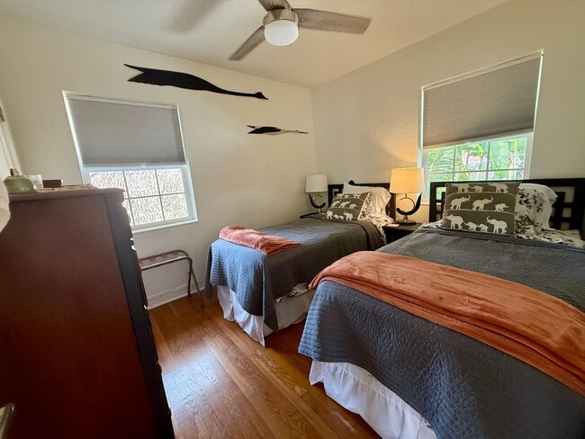 Building Photo - Adorable OLD NE garage 1/1 apartment - FUL...