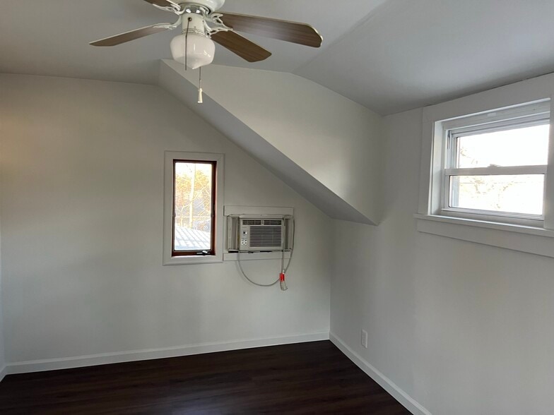 Bedroom w/ fan - 216 Holbrook Ave