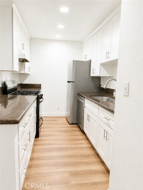 Building Photo - 10636 Woodley Ave