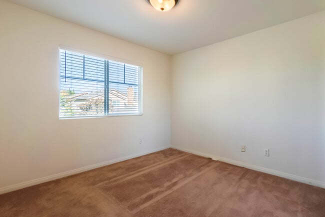 Building Photo - SIngle Family House for Rent in a quiet co...