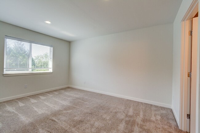 Building Photo - 3 Bedroom/2 Bath townhouse in Kettlecove community