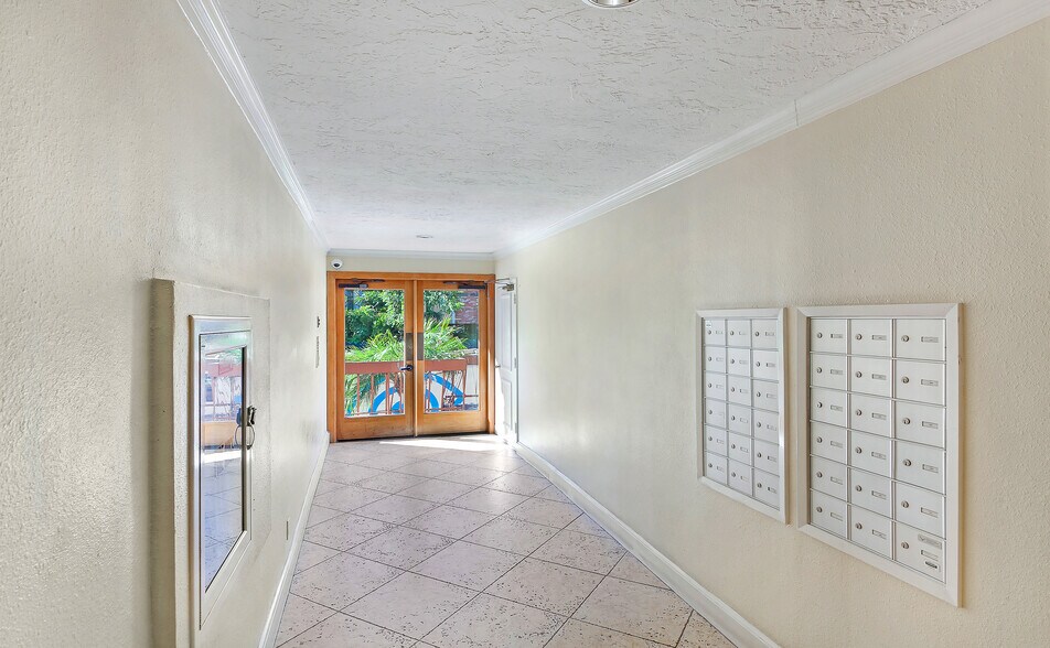 Building Photo - 1734 N Fuller Ave