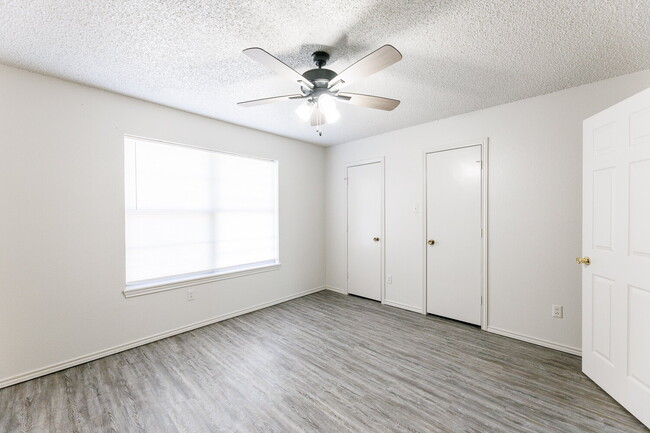 Building Photo - Freshly Updated - 2/1 Apartment with easy access to the Loop