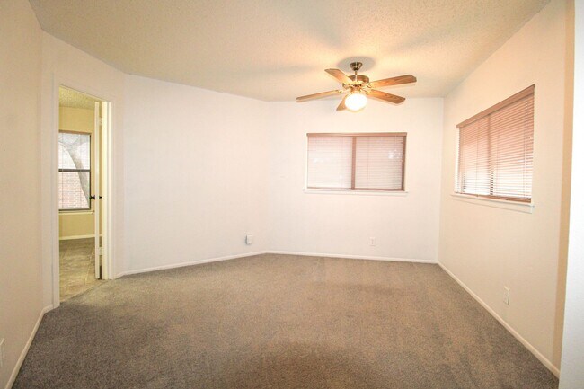 Building Photo - 14018 N Hills Village Dr