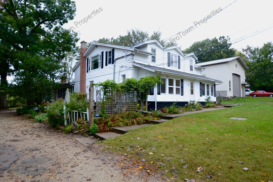 Building Photo - 10 Riverview St