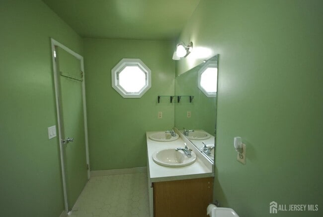 Building Photo - 96 Brewster Cir