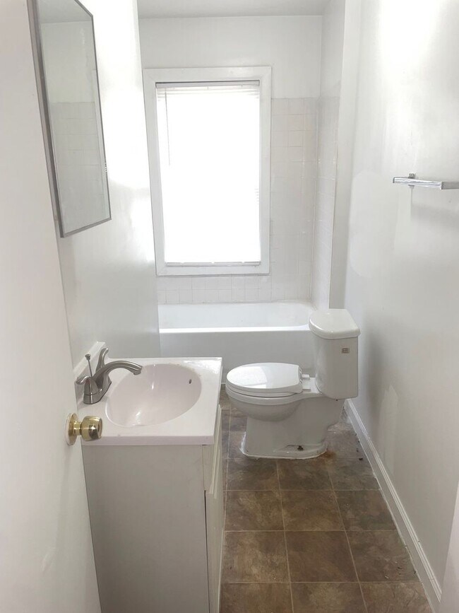 Building Photo - 2432 Etting St