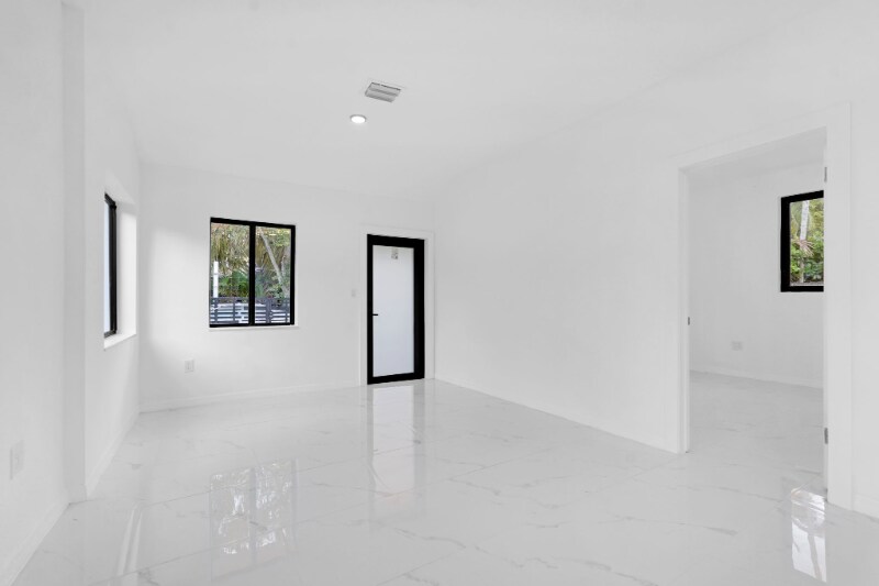 Building Photo - 972 SW 44th Ave