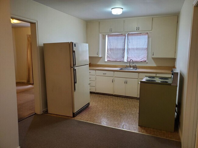 Building Photo - Private loft apartment over barber shop ne...