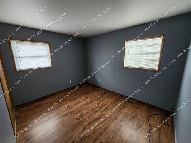 Building Photo - 3 bedroom 1 bathroom Ranch with a 2 car garage