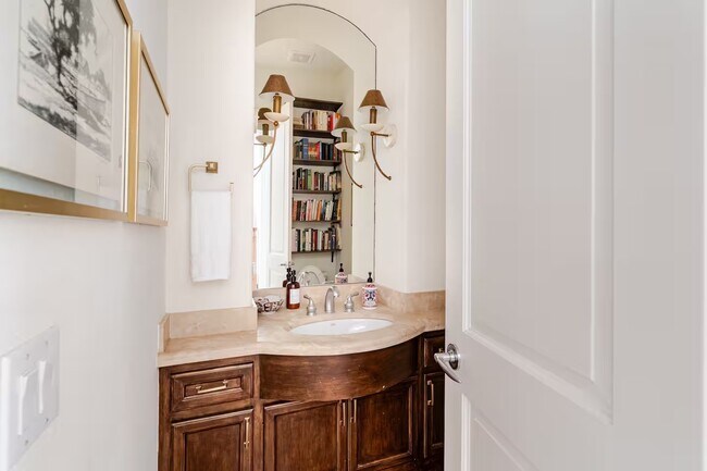 Building Photo - 6515 Minola St