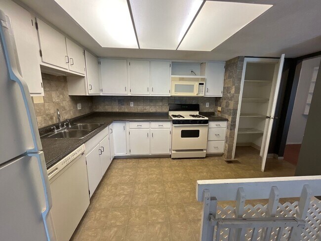 Building Photo - 1290-1292-1292 Gatwick Ct