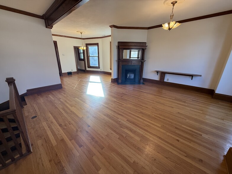 Building Photo - 125 E Johnson St