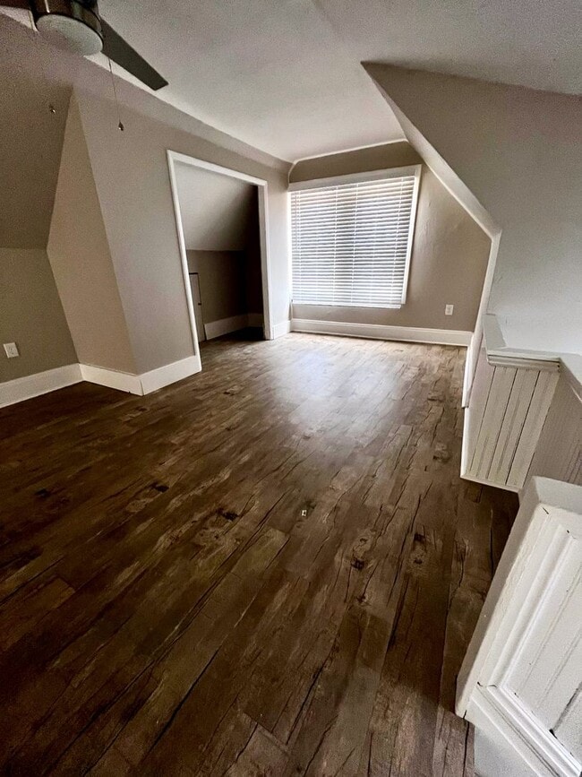 Building Photo - *** Huge 5 Bedroom House *Pet Friendly * Newly Renovated * Large Fenced in Yard * Luxurious Updat...