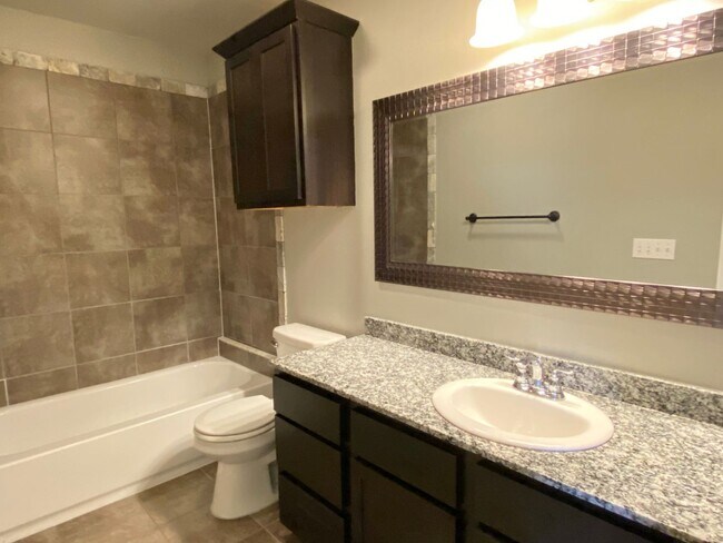 Building Photo - Split Level Yukon Duplex in Gated Communit...