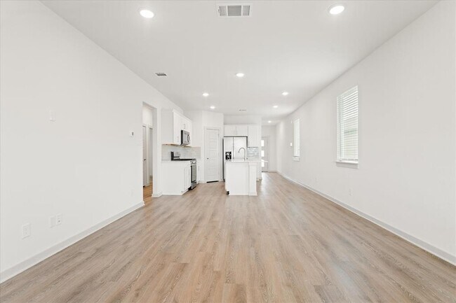 Building Photo - 523 Millbrook Blvd