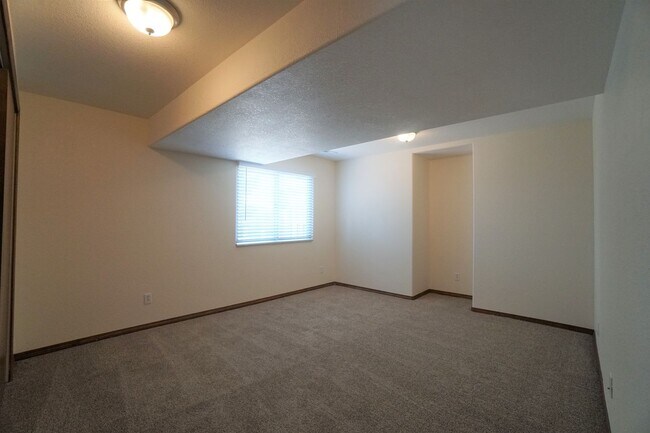 Building Photo - 4244 Round Hill Dr