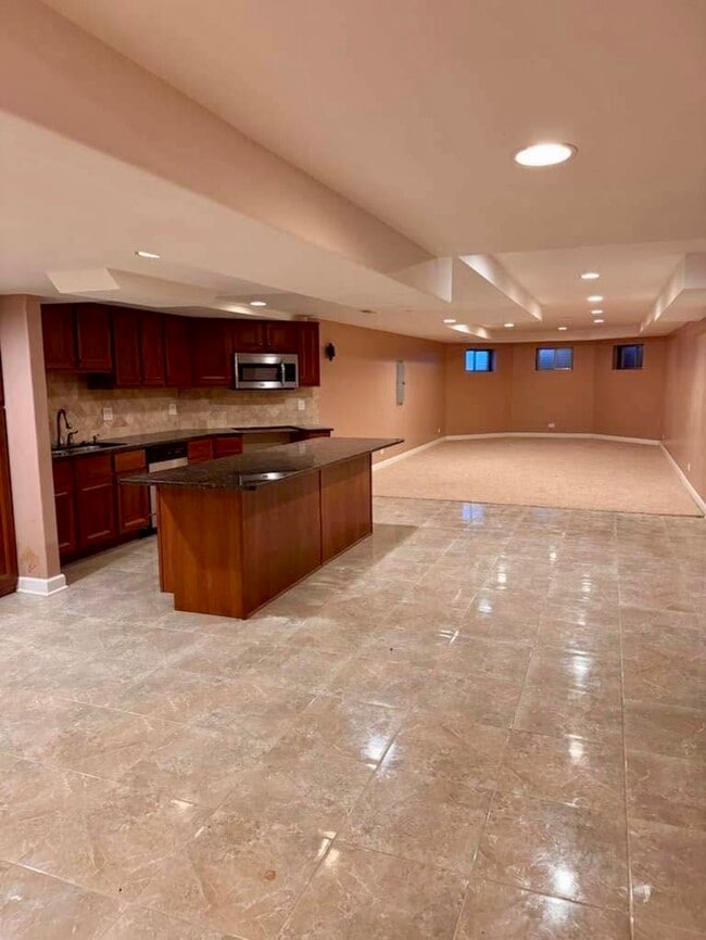 Building Photo - 8S210 Stonehedge Dr