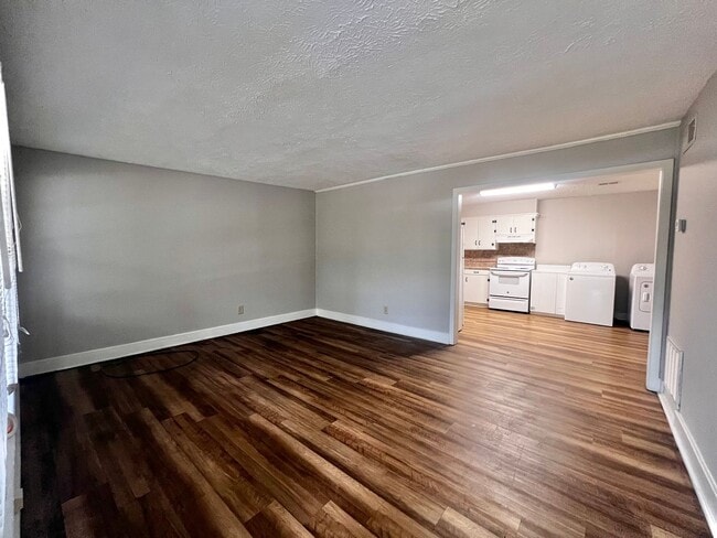 Building Photo - 571 Whitehead Rd