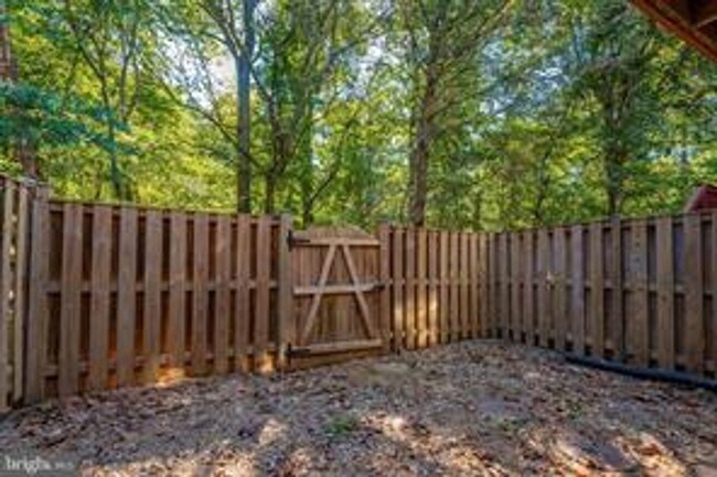 Building Photo - WELL MAINTAINED TOWNHOUSE WITH ONE CAR GARAGE, DECK,