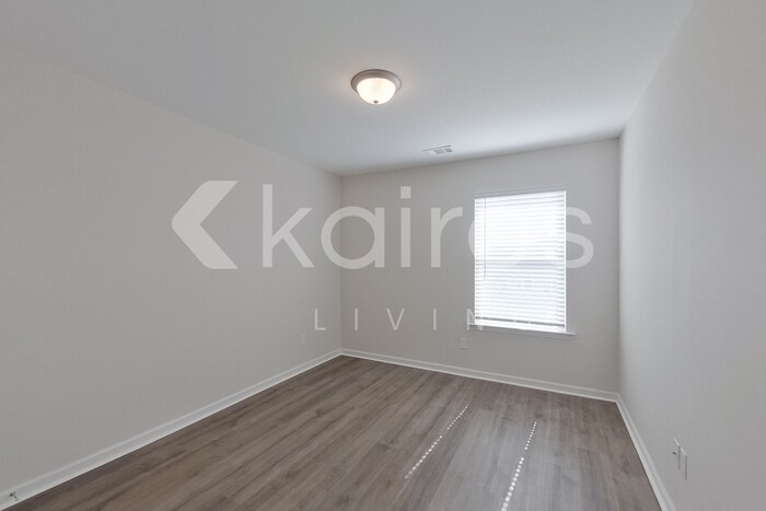 Building Photo - 14 Red Oak Dr.