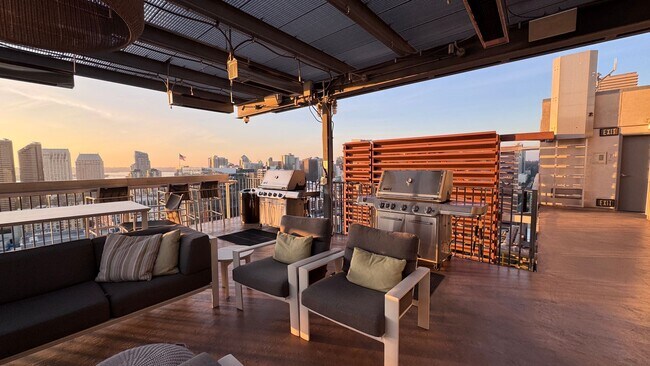 Building Photo - Urban Living with Iconic Views