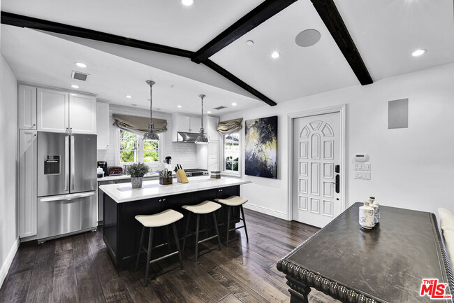 Building Photo - 1203 Park Way