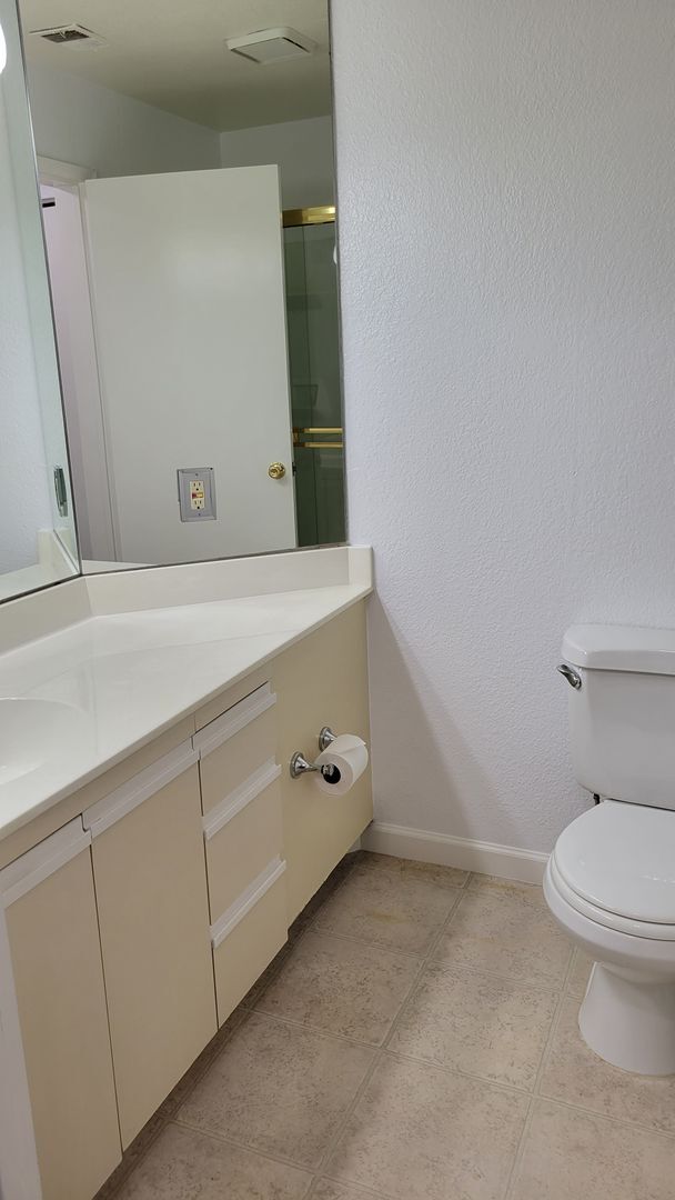 Building Photo - Spacious 1 Bedroom with great walking score