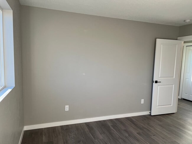 Building Photo - Newer 3 bedroom 2.5 bathroom duplex in Thu...