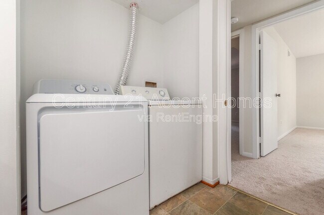 Building Photo - 5805 Royal Ridge Dr