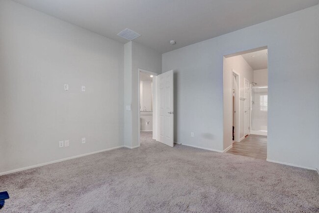 Building Photo - 4735 Ridgeley Ave