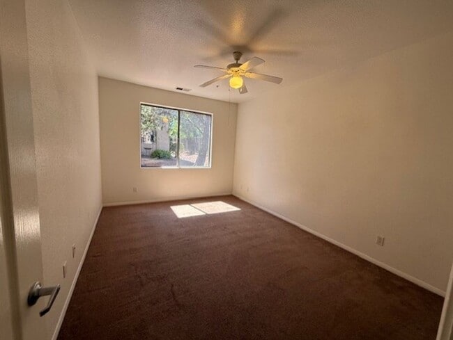 Building Photo - 2 Bedroom 2 Bath Contact Property Pros Pro...
