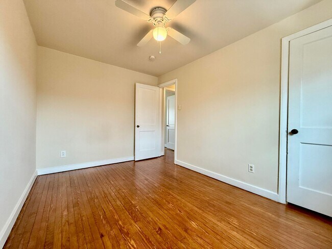 Building Photo - 2BD/1BA Townhome