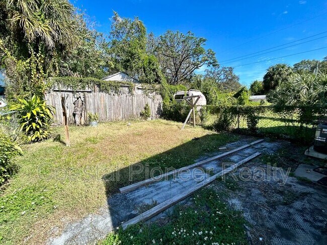 Building Photo - 1016 E Seneca Ave