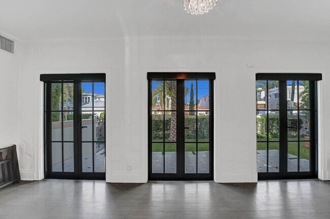 Building Photo - 614 Poinciana Dr