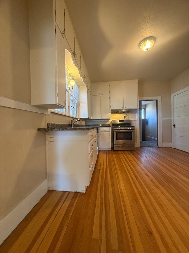 Building Photo - 408 E Del Norte St