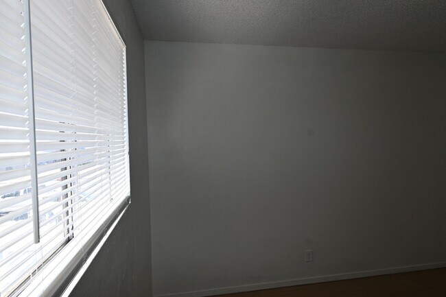 Building Photo - 2 Bedroom Apt- Downtown -  NO PETS