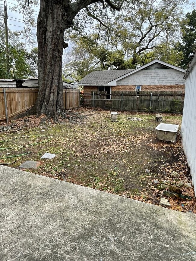 Building Photo - Huge 4BD/2.5BA with Sunroom and Backyard