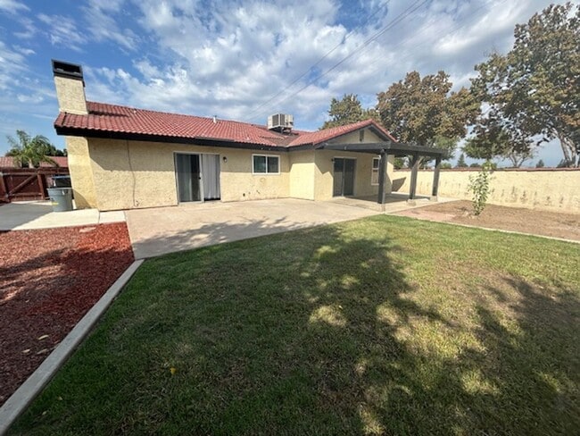 Building Photo - 2835 E Norman Ave