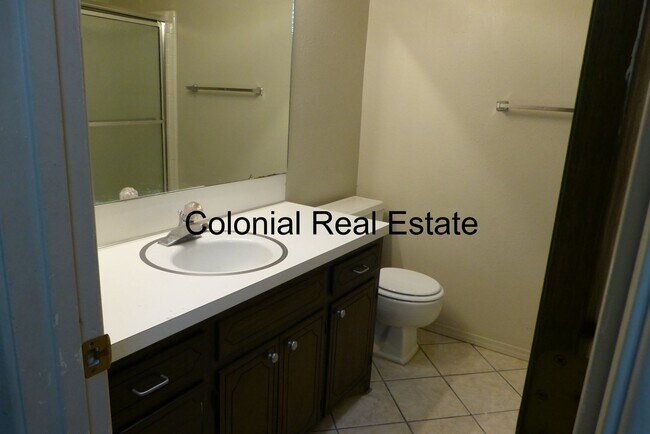 Building Photo - Spacious 3 bedroom 2 bathroom home