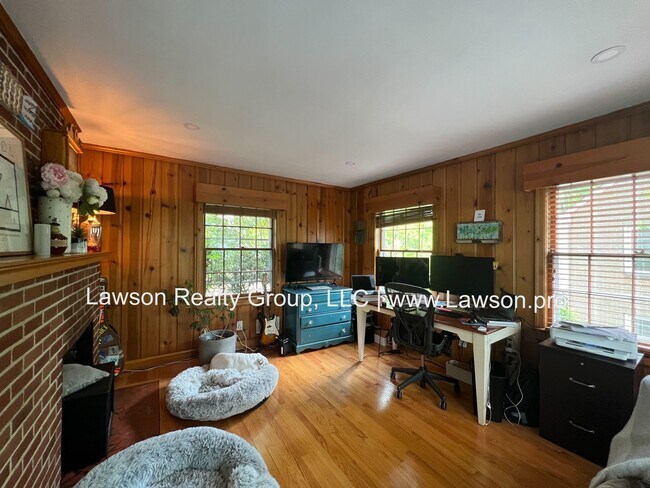 Building Photo - Lovely 4 Bedroom 3 Bath Home in South Roanoke