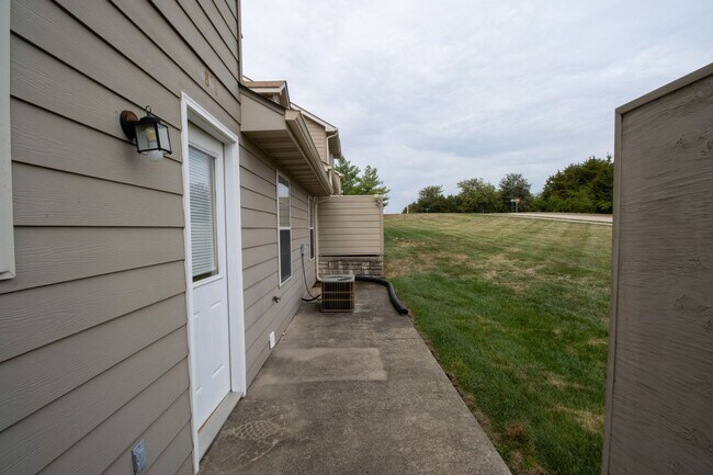 Building Photo - Condominium Convenience in Columbia!