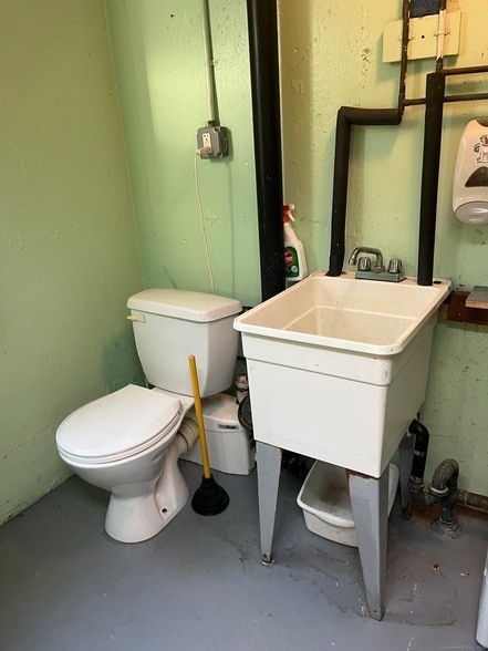 Building Photo - 103 Pequotsepos Rd